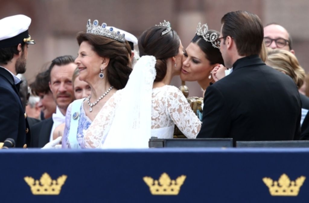 Und noch mehr Küsse für Carl Philip und Sofia. Diesmal für die Mitglieder der königlichen Familie.