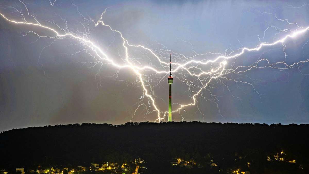 Deutscher Wetterdienst warnt: Zwei Unwetterzellen nehmen Region Stuttgart in die Zange