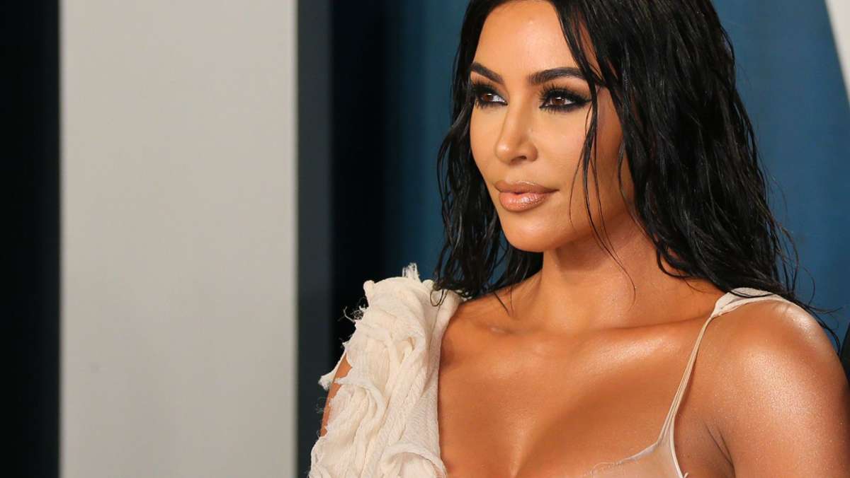  Sollte der Rapper Kanye West wirklich für das Amt des US-Präsidenten kandidieren und dann auch noch gewinnen, dann wäre Kim Kardashian West die neue First Lady. Twitter-Nutzer malen sich aus, wie das aussehen könnte. 