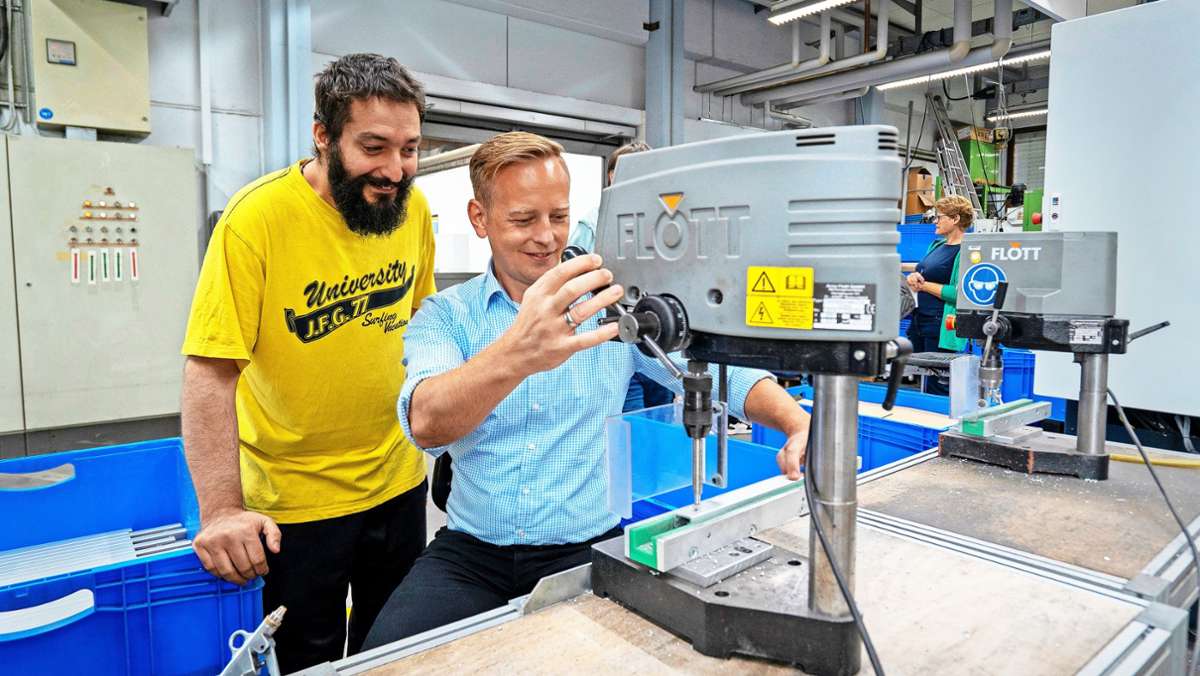 Werkstatt für Menschen mit Behinderung: Mitarbeiter von Geze und Bauer Gear Motor packen an