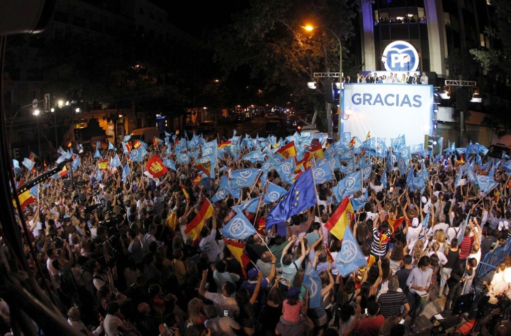„Wir haben die Wahl gewonnen und wir nehmen für uns das Recht in Anspruch, zu regieren“, sagte der Regierungschef in der Wahlnacht vor einer großen Menge jubelnder Parteifreunde in Madrid.