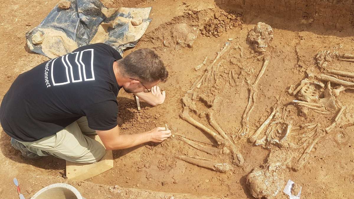 In Bad Friedrichshall sind Tausende Jahre alte Skelette freigelegt worden. Für die Reise ins Jenseits seien den Toten verschiedene Gegenstände mitgegeben worden. 