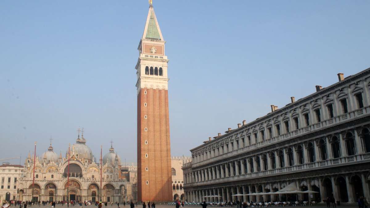 Ebbe in Venedig: Gondeln liegen auf dem Trockenen