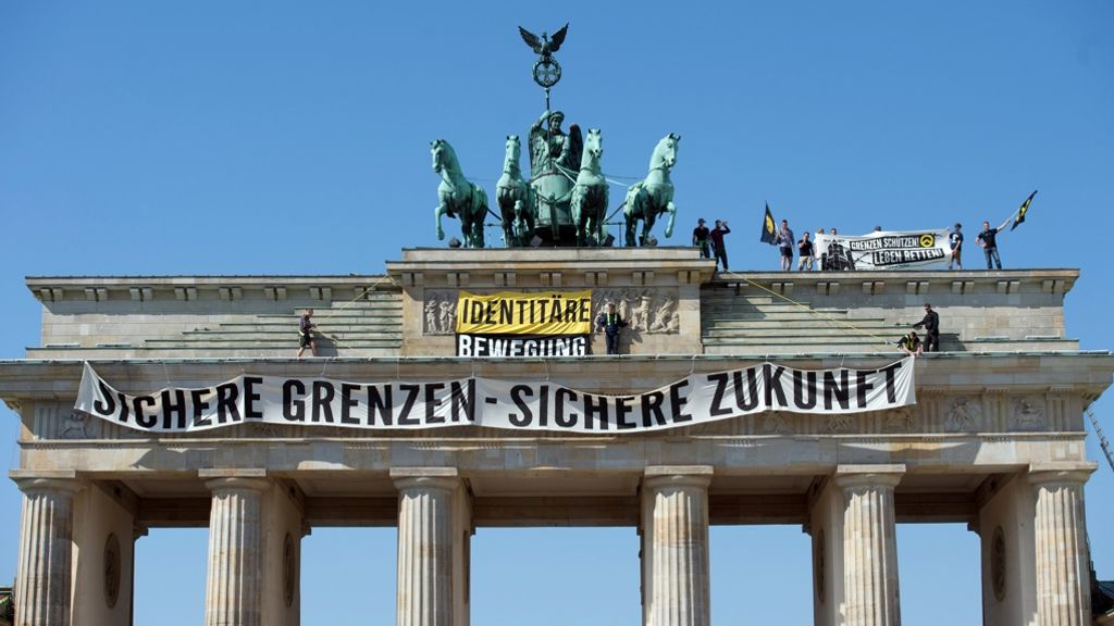 Protest gegen Asylpolitik: Rechte besetzen Brandenburger Tor