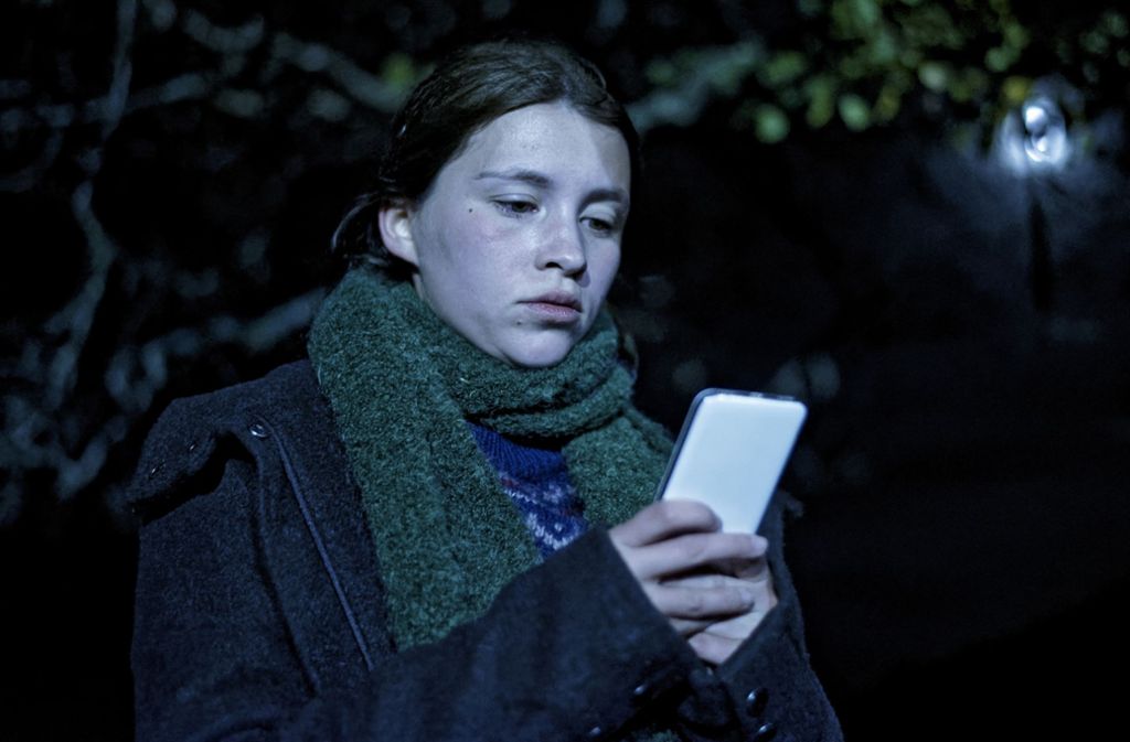 Mechthild (Janina Fautz) hat das versteckte Handy ihrer verstorbenen Schwester gefunden.