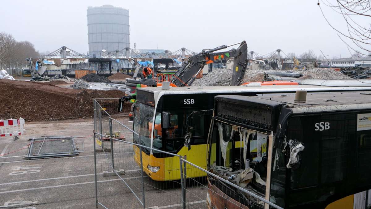 Abgebranntes SSB-Busdepot in Stuttgart: Schuttberge statt Busparkplatz –  So geht der Abriss am Busdepot  voran