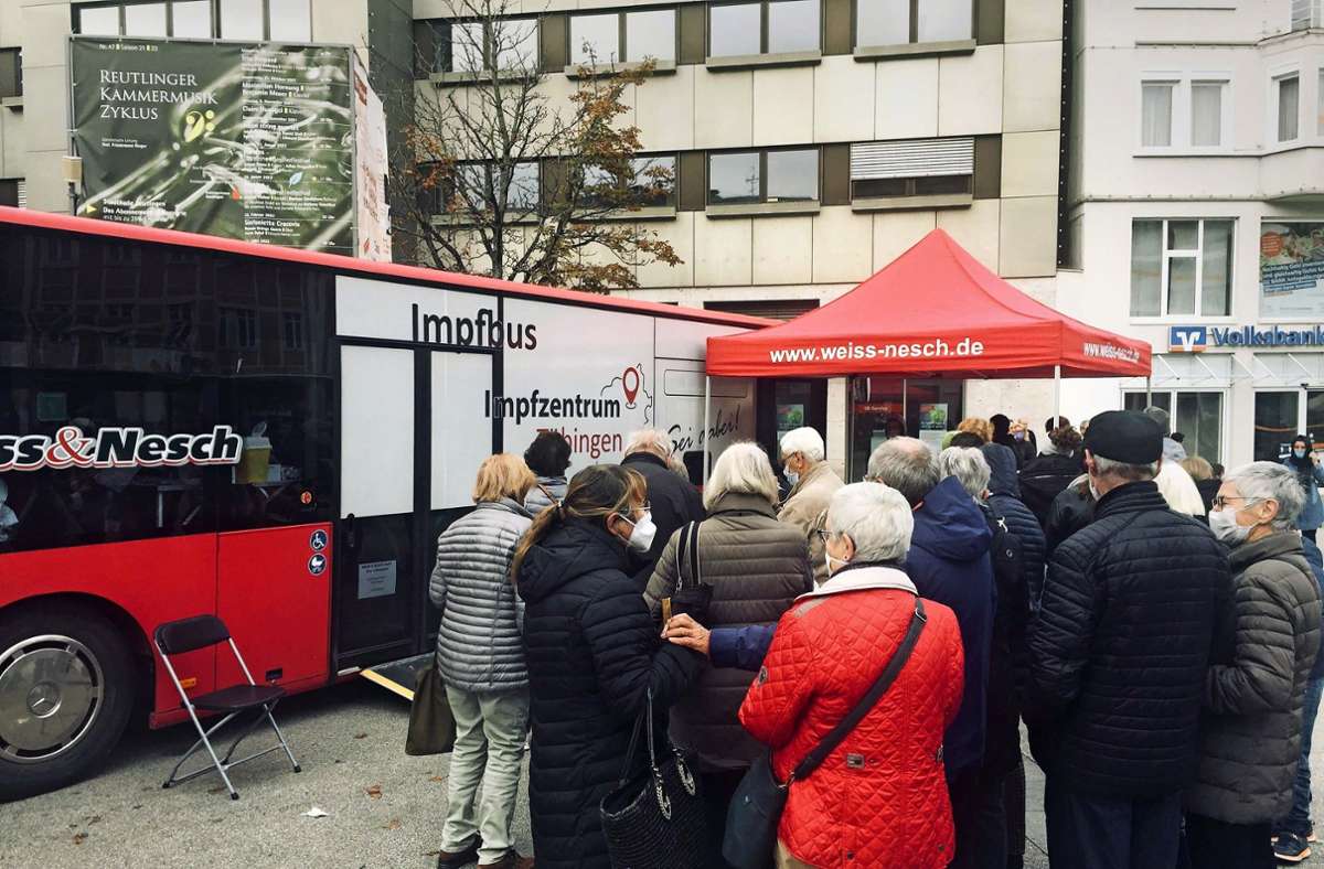 Auf dem Marktplatz in Reutlingen gibt es  eine Impf-Warteschlange für die über 70-Jährigen und eine zweite für alle anderen. Foto: Kec/k
