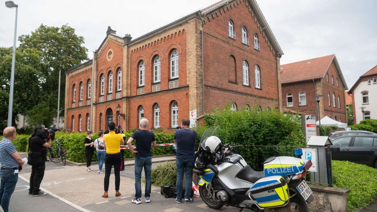 Zwei Tote vor Amtsgericht in Celle: Mann erschießt Frau und sich selbst