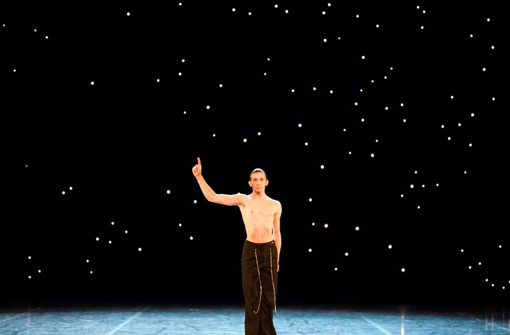 Ein Ende, das knallt: Marco Goecke lässt „A spell on you“ unter Sternenhimmel tanzen.