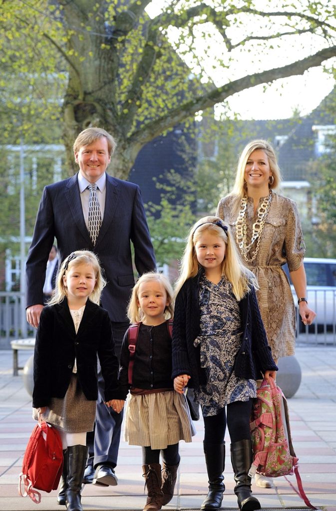 April 2011: Willem-Alexander der Niederlande – damals noch Kronprinz – und seine Frau Máxima schulen ihr Nesthäkchen Ariane (Mitte) ein.