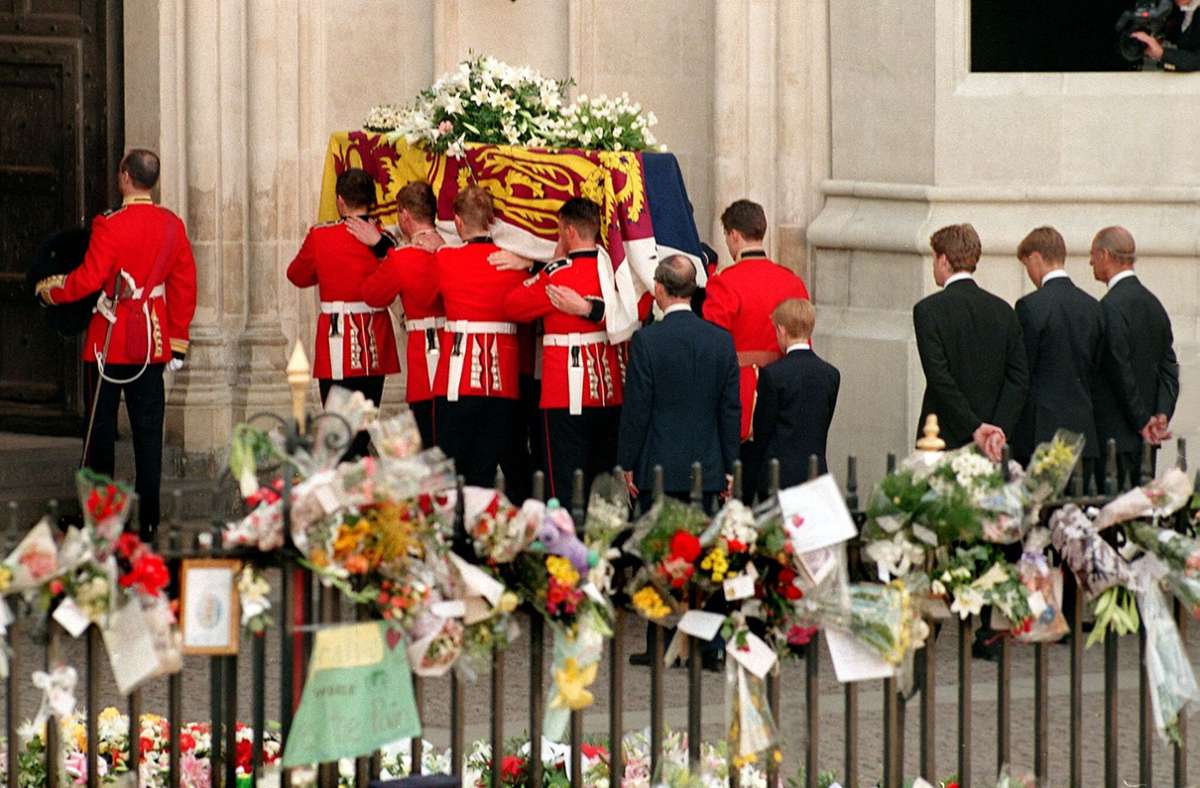 Am 6. September 1997 nimmt die Welt Abschied von Diana. 2,5 Milliarden Menschen weltweit verfolgen die Trauerfeier in der Westminster Abbey.