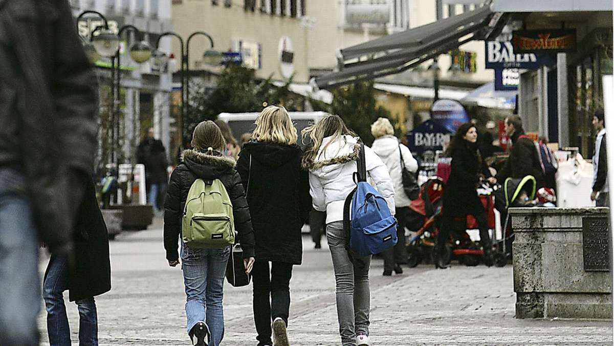  Nach den Ausschreitungen bei einer Demo gegen Corona-Maßnahmen in Reutlingen, hat die Stadt nun für bestimmte Zeiten in der Innenstadt ein Alkoholverbot und eine Maskenpflicht verhängt. 