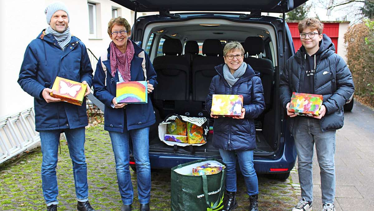  Kindergartenkinder und Konfirmanden aus Stuttgart-Riedenberg haben gebastelt, um Eltern, die ihre Kinder verloren haben, in einer schweren Zeit beizustehen. 