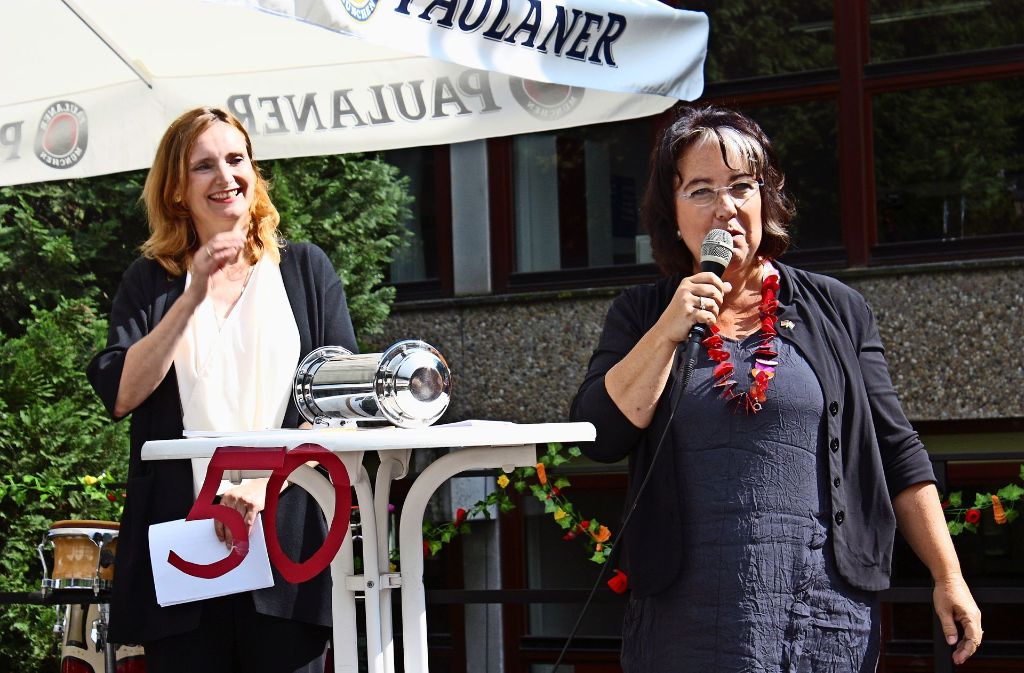 Die Schulleiterin Beate Müller  (rechts) überreichte der Schulbürgermeisterin Isabel Fezer (links) eine Zeitkapsel für den neuen Multifunktionsneubau. Foto: Kutzer