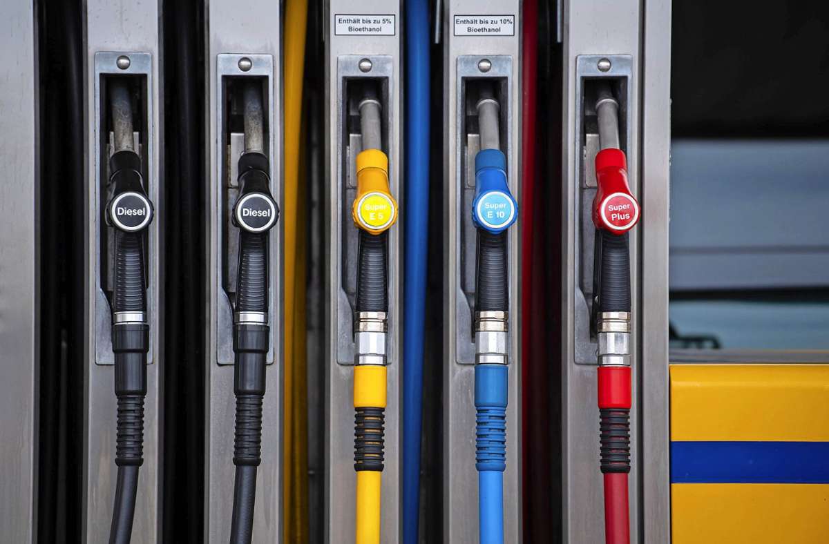 Autofahrer müssen tiefer in die Tasche greifen– egal bei welchem Kraftstoff. Benzin war Ende August um 26,5 Prozent teurer als vor einem Jahr und damit einer der großen Preistreiber der Inflationsrate. An den Tankstellen zahlen Verbraucher mittlerweile mehr als 1,60 Euro pro Liter.
