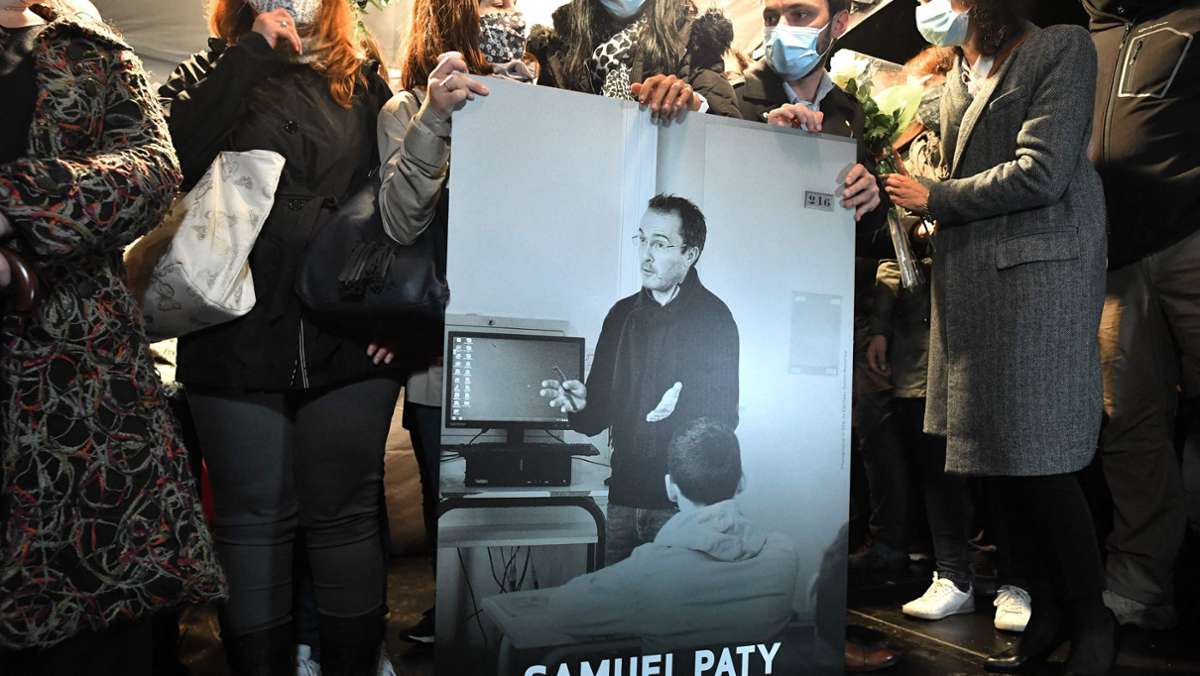 Vor einem Jahr wurde der Lehrer Samuel Paty in Frankreich auf offener Straße von einem 18-Jährigen enthauptet. An diesem Wochenende gibt es diverse Gedenkveranstaltungen. 