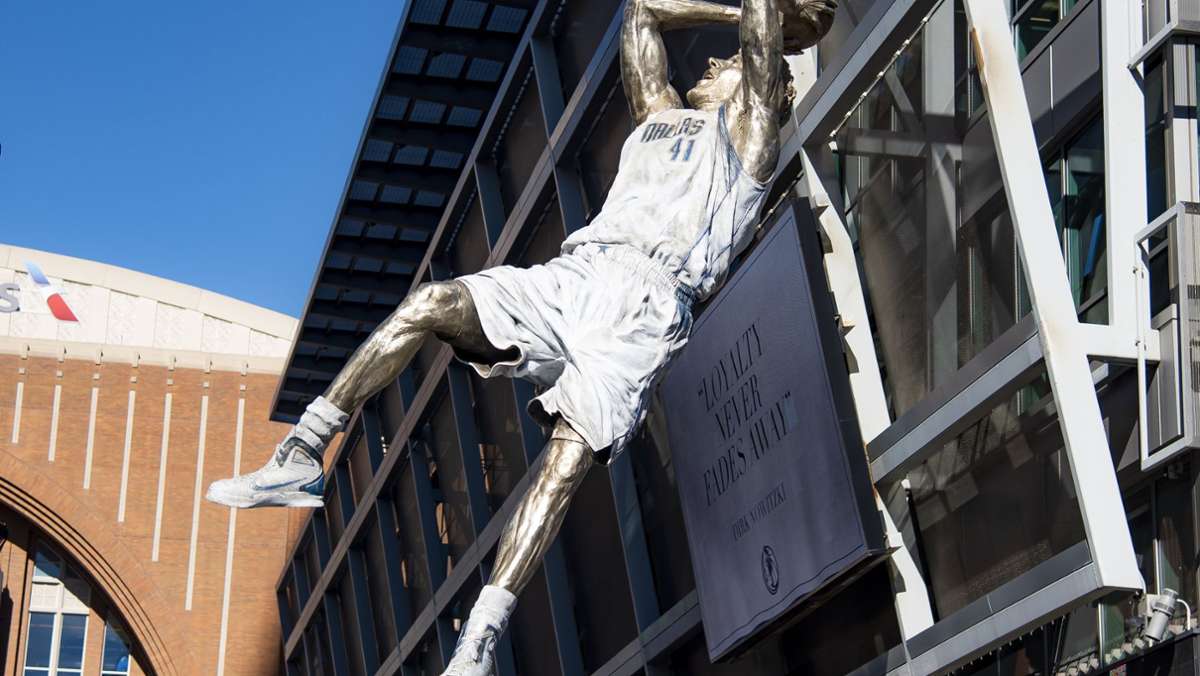 Dirk Nowitzki: Dallas Mavericks  enthüllen Statue von deutscher Basketball-Legende
