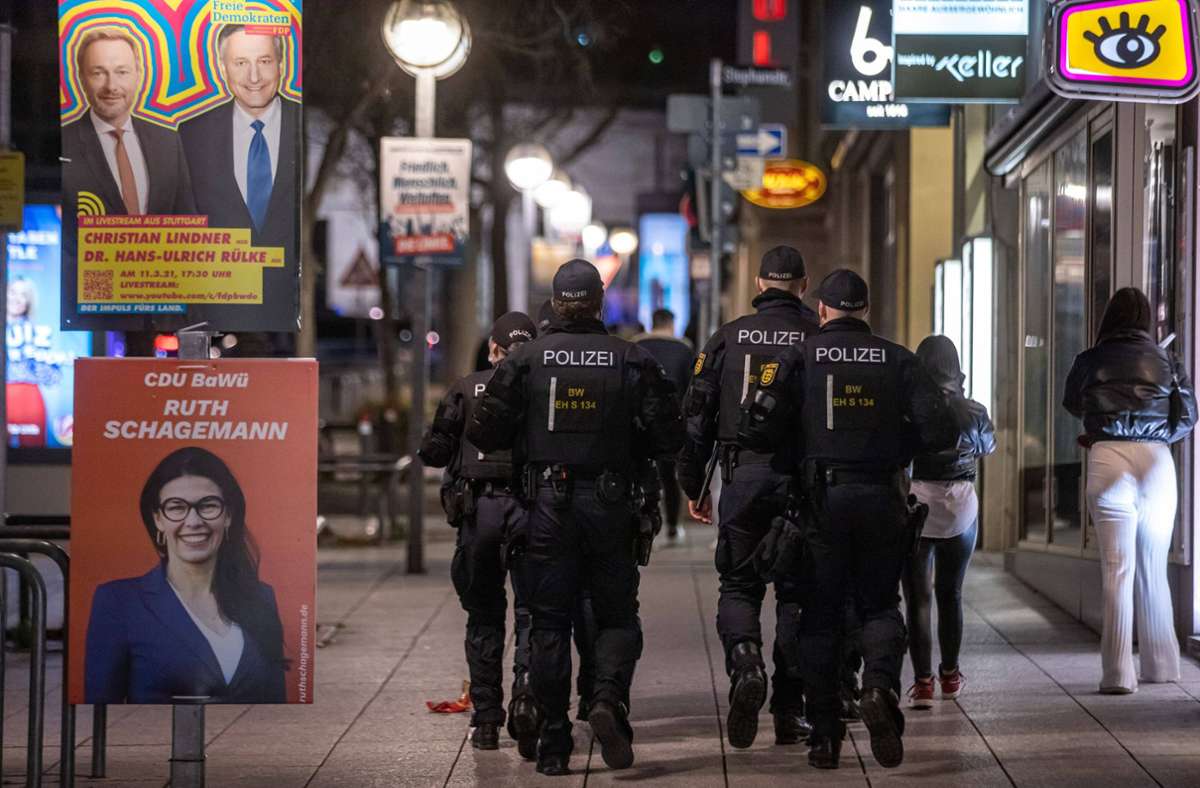 Die Polizei ist am Samstagabend in der Stuttgarter Innenstadt im Einsatz gewesen.