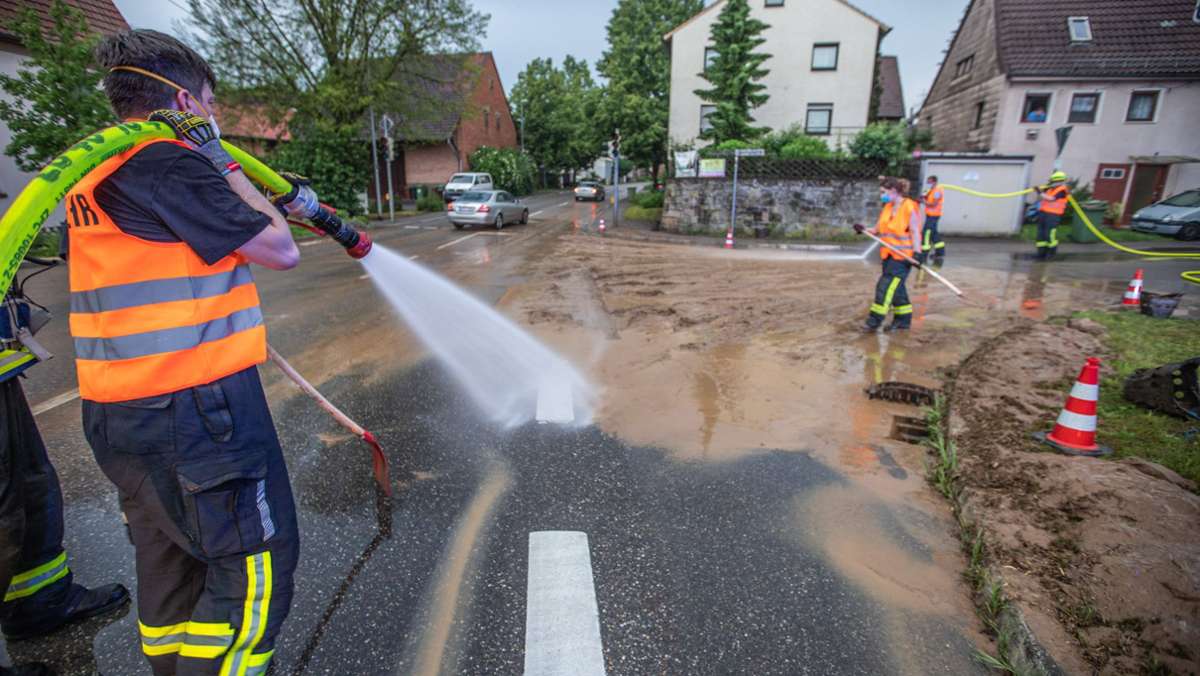 Feuerwehreinsatz in Tamm: Starkregen verwandelt Kreuzung in Schlammbad