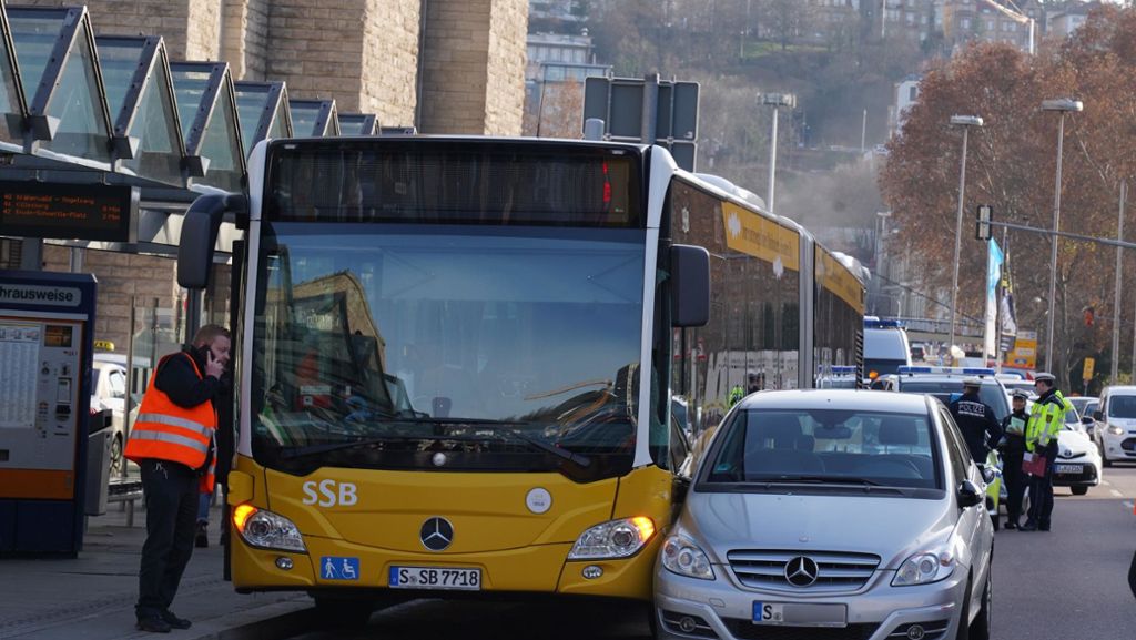 Unfall am Hauptbahnhof Stuttgart: 72-Jährige fährt auf Bus der Linie 42  – drei Verletzte