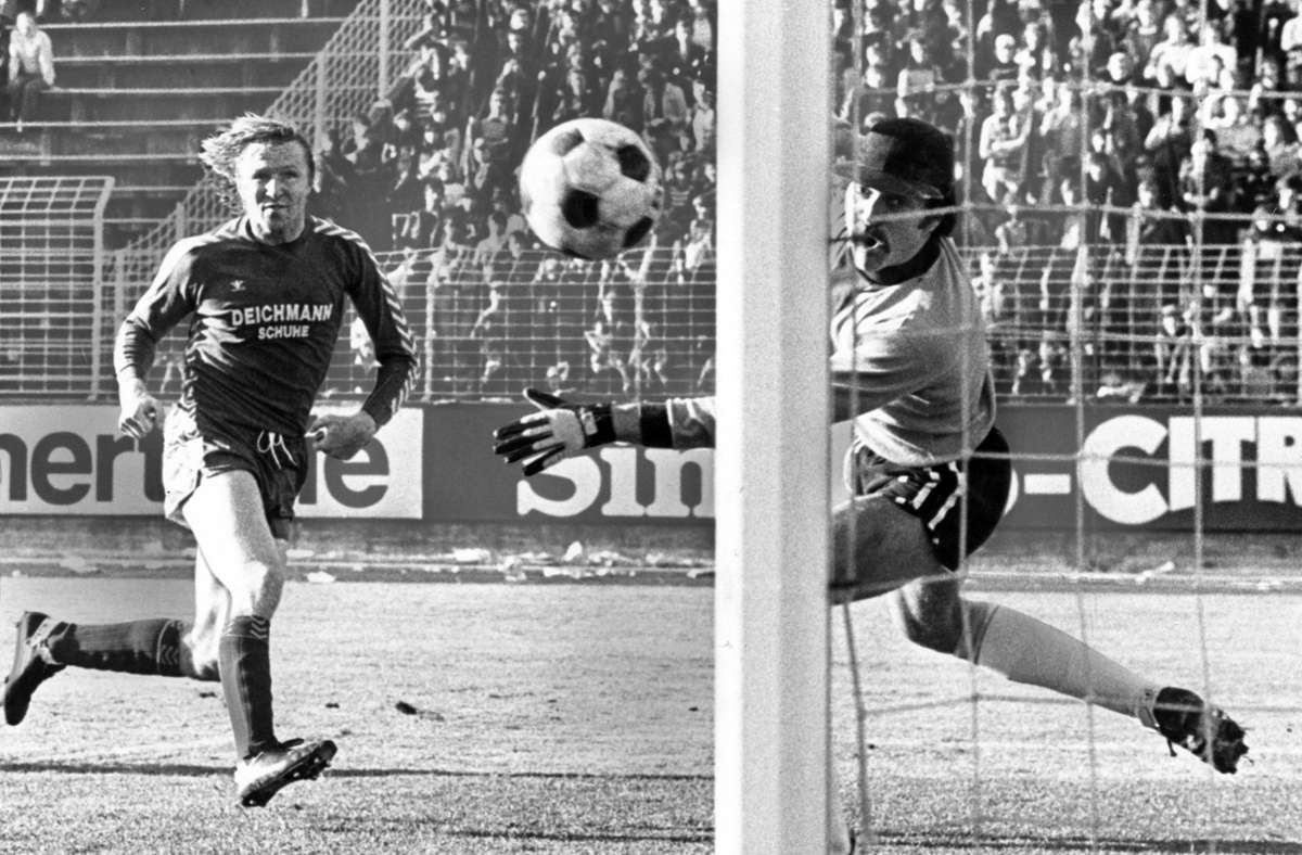 Sie nannten ihn das Kopfball-Ungeheuer zu seiner erfolgreichen Zeit beim Hamburger SV. „Manni flankt, ich Kopfball, Tor!“, so lautete bei den Hanseaten damals die simple Erfolgsformel im Zusammenspiel von Mittelstürmer Horst Hrubesch und Rechtsverteidiger Manfred Kaltz. 1983 holte Hrubesch mit dem HSV den Europapokal der Landesmeister. Für Rot-Weiss Essen erzielte der Europameister von 1980 zuvor in den Siebziger Jahren 80 Tore in 88 Spielen.
