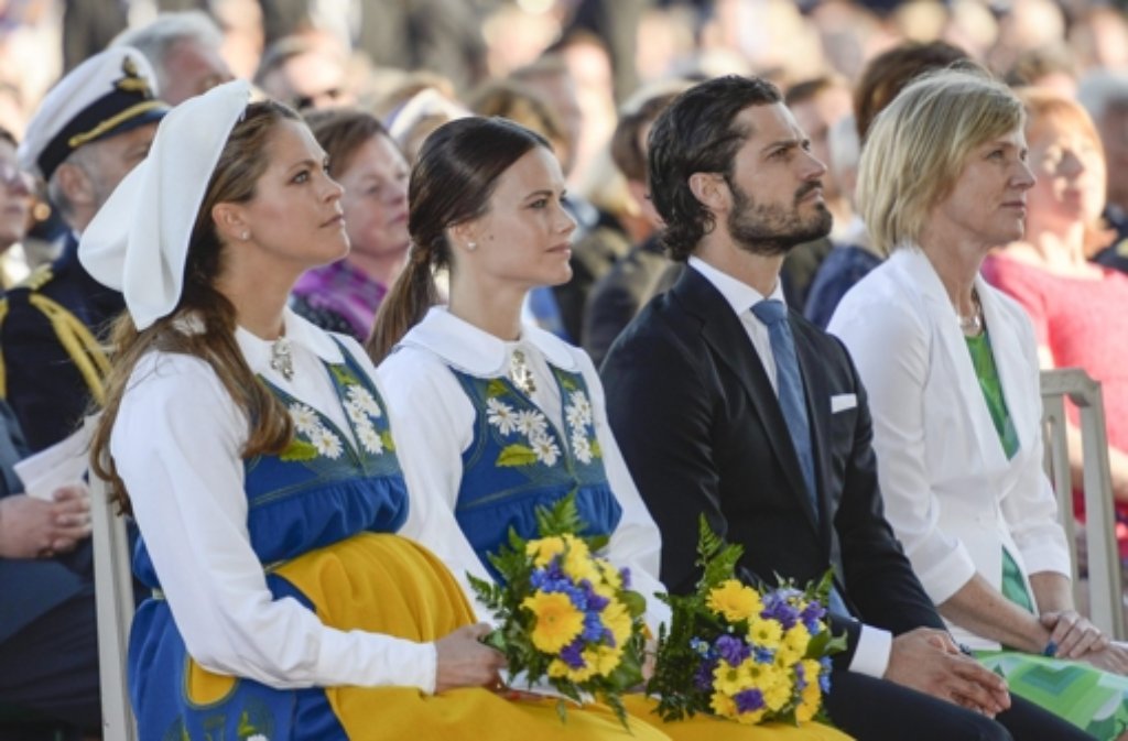 An Schwedens Nationalfeiertag in traditioneller Tracht: Prinzessin Madeleine, Sofia Hellqvist und Prinz Philip.