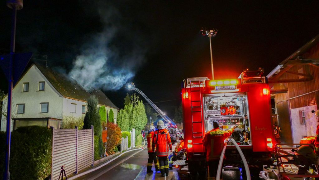 Wört im Ostalbkreis: Bewohner retten sich aus brennendem Mehrfamilienhaus