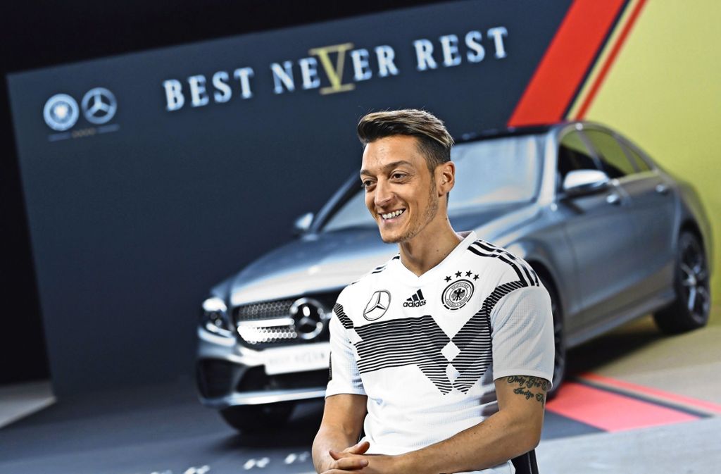 Umstrittener Werbebotschafter: Daimler hält an Mesut Özil fest und kündigt den Vertrag  mit dem Ex-Nationalspieler nicht. Marketingexperten sagen: Das hat rein ökonomische Gründe. Foto: GES-Sportfoto