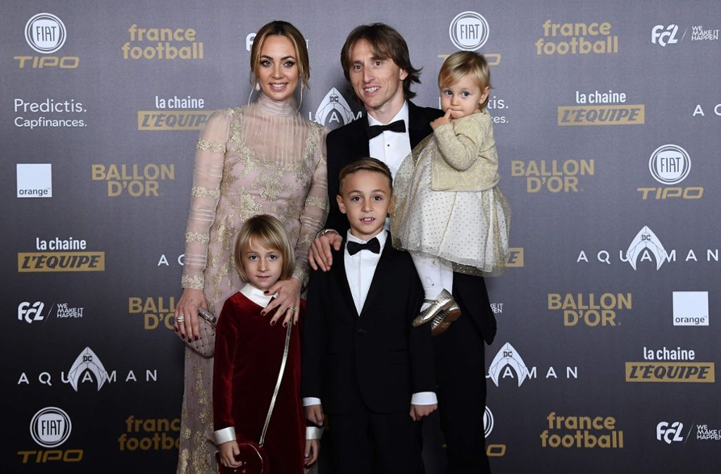 Familienfoto auf der Preisverleihung – Luka Modric erlebte 2018 das Jahr seines Lebens: Der Mittelfeldspieler erhielt nach einem grandiosen Vize-Weltmeistertitel der kroatischen Nationalmannschaft bereits viele Auszeichnungen.