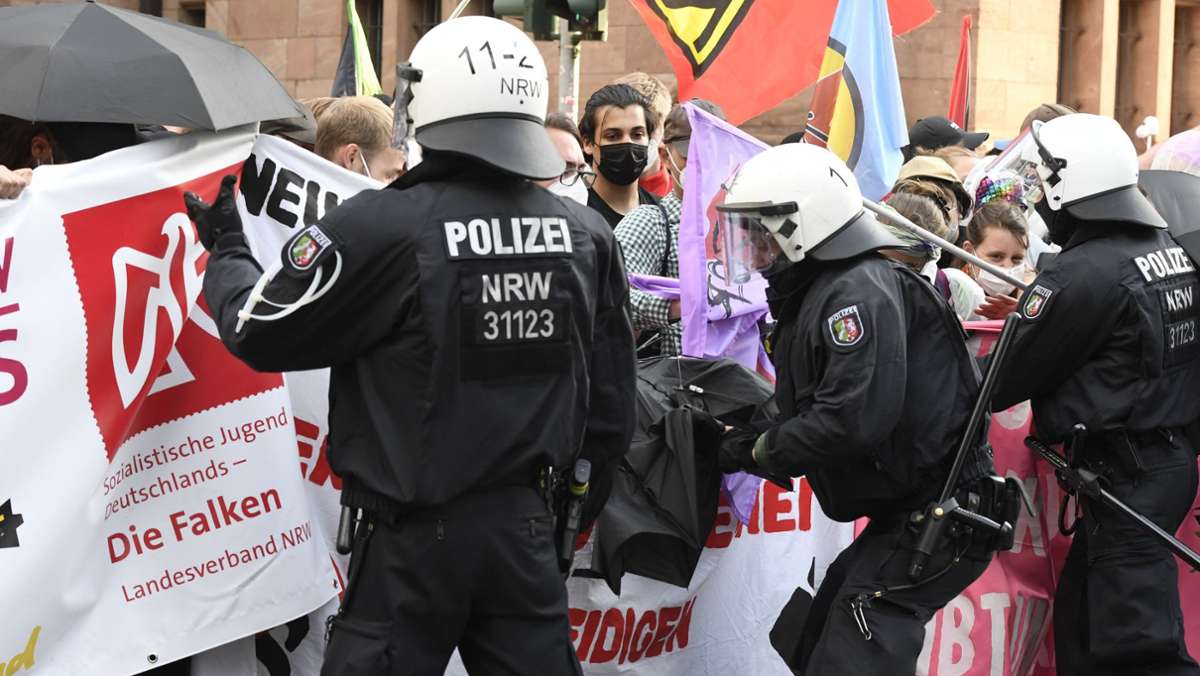 Demo gegen Versammlungsgesetz in NRW: Massiver Polizeieinsatz in Düsseldorf –  Reporter attackiert