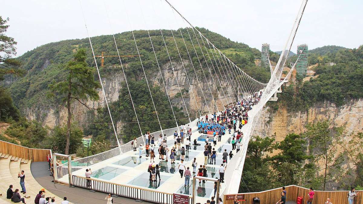 Spektakuläre Brücken in China: Tourist muss von Glasbrücke gerettet werden
