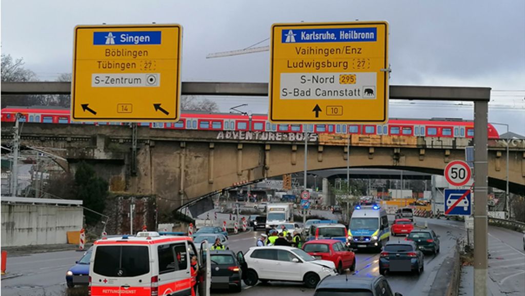 Heftiger Unfall in Bad Cannstatt: Stauchaos nach Auffahrunfall auf B10 mit drei Autos