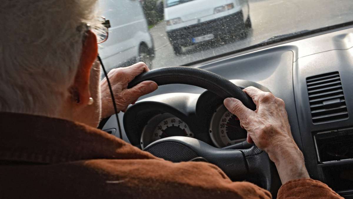  Ein 88-Jähriger ist gegen zwei BMW gekracht, die an der Straße abgestellt waren. Ihm wurde der Führerschein abgenommen. 