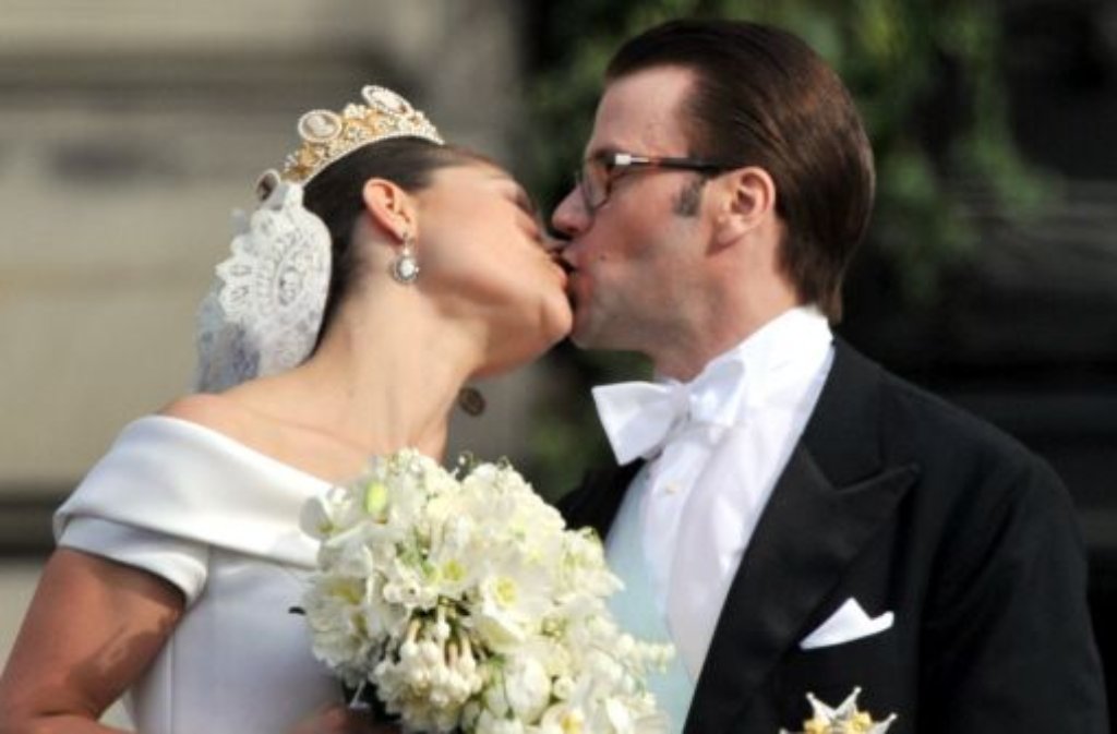 Ganz Europa fieberte vor dem Fernseher mit, als Kronprinzessin Victoria von Schweden ihrem Daniel im Juni 2010 das Ja-Wort gibt. Der Höhepunkt: ein leidenschaftlicher Kuss.