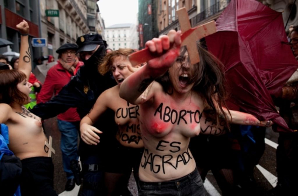 Femen-Aktivistinnen protestieren in Madrid gegen Abtreibungsgegner.