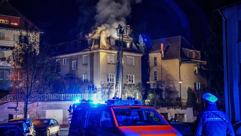 Feuerwerkskörper selbst gebaut: Mann bei Dachstuhlbrand in Stuttgart verletzt