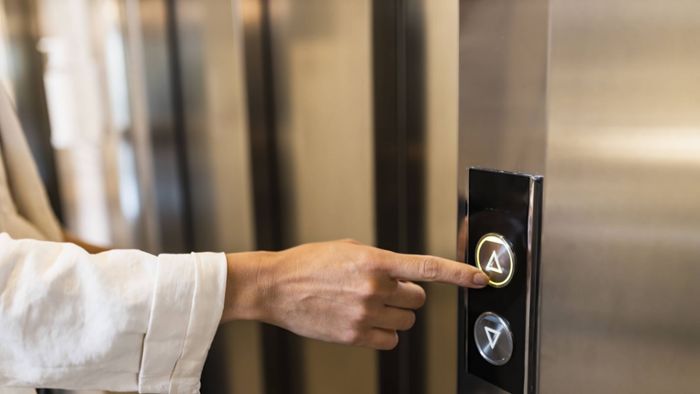 Frau drückt Notruf und sperrt damit drei Menschen in Aufzug ein