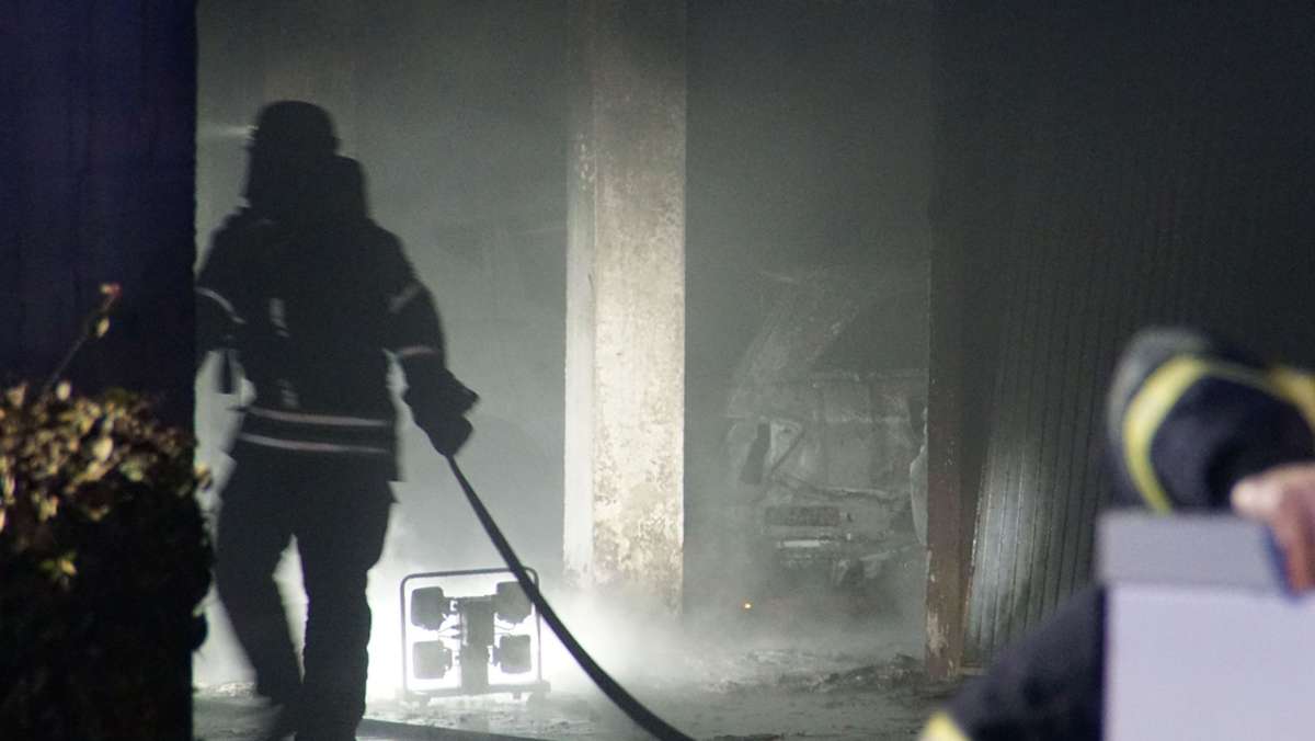  Es gibt Hinweise, dass ein Brandbeschleuniger benutzt wurde: In einer Tiefgarage in Pforzheim sind laut Polizei bei einem Feuer drei Autos zerstört worden. 