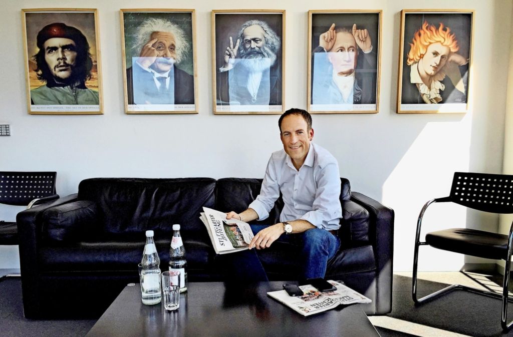 Florian Harms, der Chefredakteur von „Spiegel Online“, bei der Lektüre seiner Lieblingszeitung aus Stuttgart. Foto: Ingmar Volkmann