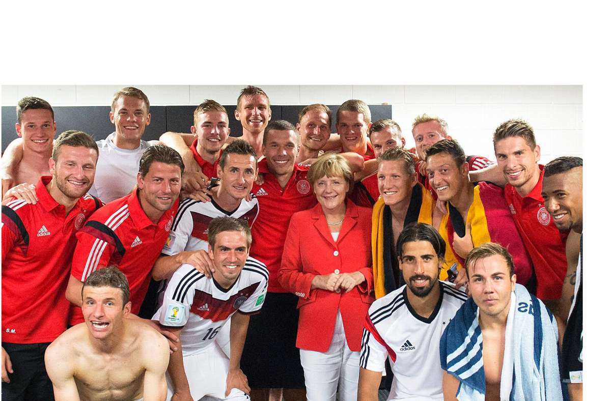 16. Juni 2014: Weltmeisterschaft in Brasilien: Das Foto von einem Besuch der Kanzlerin in der Kabine der Nationalmannschaft ist berühmt geworden – es zeigt Angela Merkel und die Fußballer nach dem Spiel gegen Polen in der Vorrunde der WM. Im Juli dann wurde die deutsche Nationalmannschaft in Brasilien Fußball-Weltmeister.