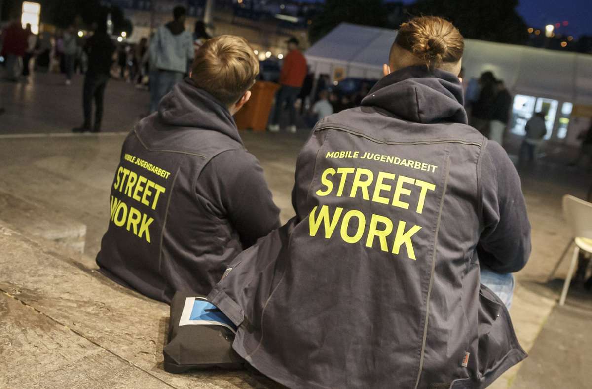 Mitarbeiter der Mobilen Jugendarbeit sprechen Jugendliche auf der Straße an. Foto: Lichtgut/Julian Rettig