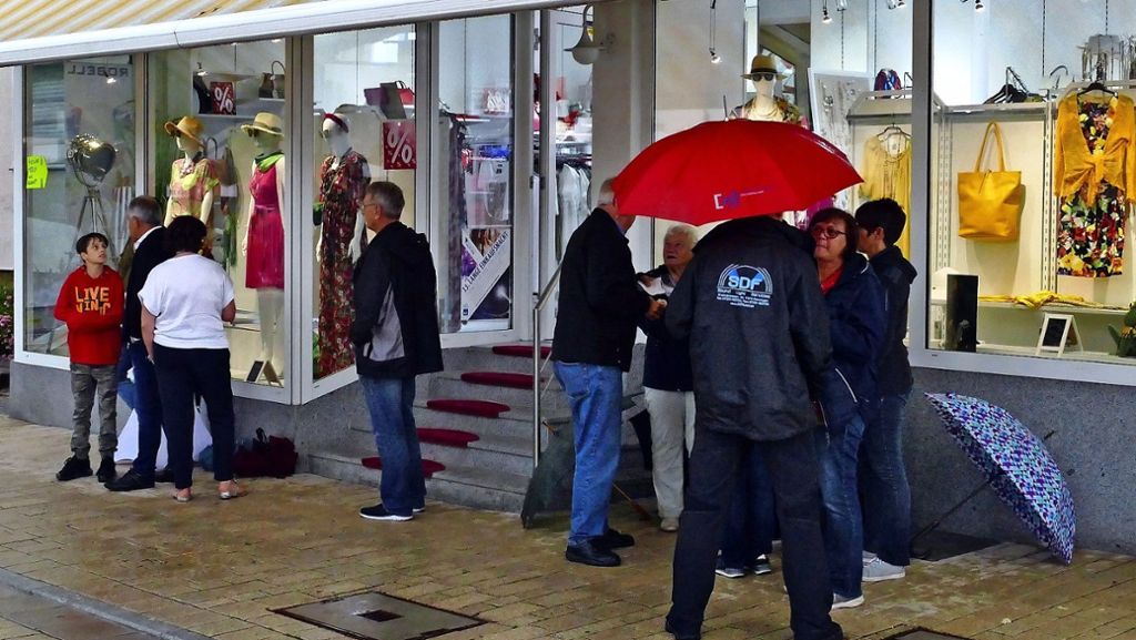 Einkaufsnacht in Renningen: Regen trübt die Shopping-Laune ein wenig