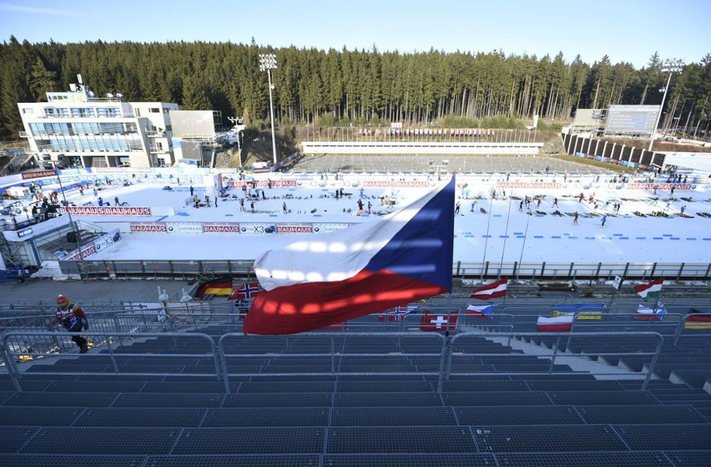 Die imposante Biathlon-Arena im tschechischen Nove Mesto bleibt in diesen Tagen leer – an den vier Weltcup-Tagen sind eigentlich insgesamt 100 000 Zuschauer erwartet worden. Jetzt bleiben nur noch ein paar Fahnen übrig.