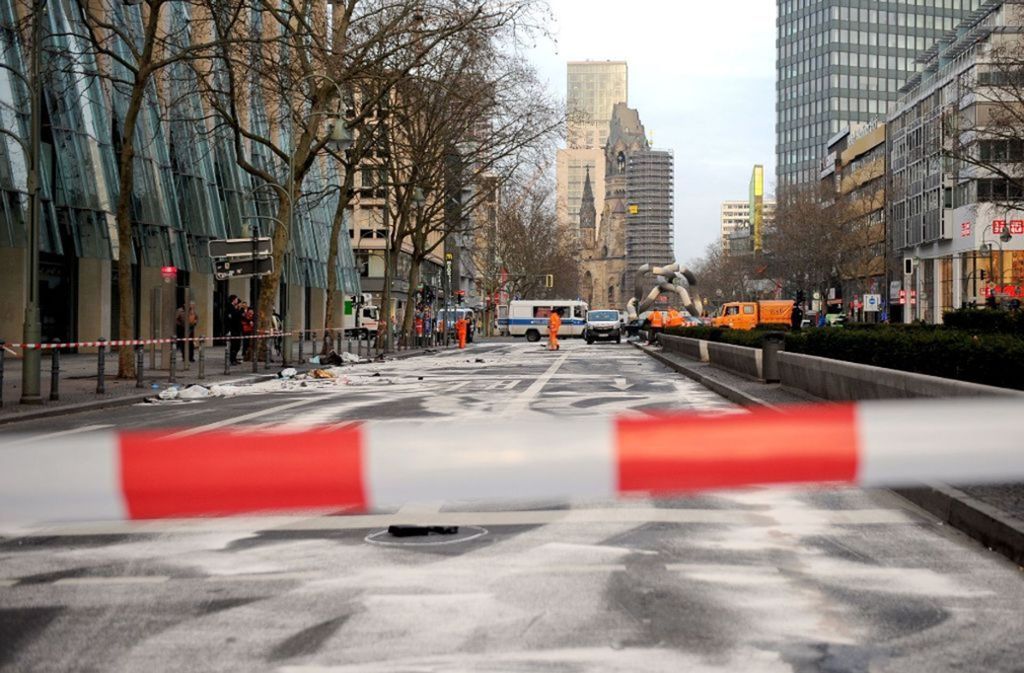 Februar 2016, Berlin: In der Nähe der Berliner Gedächtniskirche fahren zwei junge Raser ein tödliches Rennen. Eines der Autos stößt mit einem Geländewagen zusammen, dessen 69 Jahre alter Fahrer stirbt.