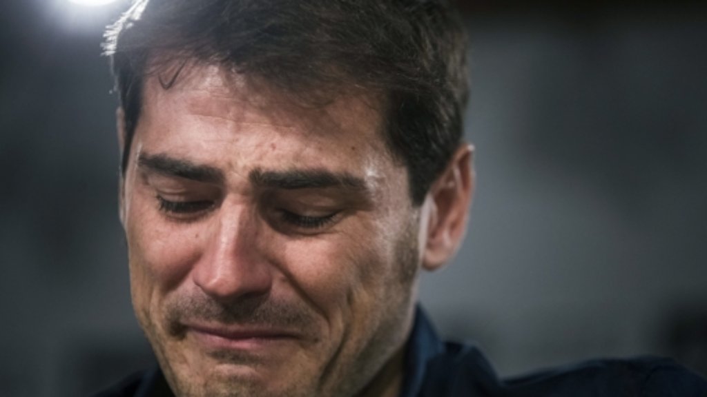  Es ist der schwierigste Tag für Torwart-Ikone Iker Casillas. Der 36-Jährige schluchzte bei seiner Abschiedspressekonferenz von Real Madrid. Dort hatte man ihn nach 16 Jahren regelrecht rausgeworfen. Suche Dir einen anderen Verein, soll Club-Boss Pérez gesagt haben. 