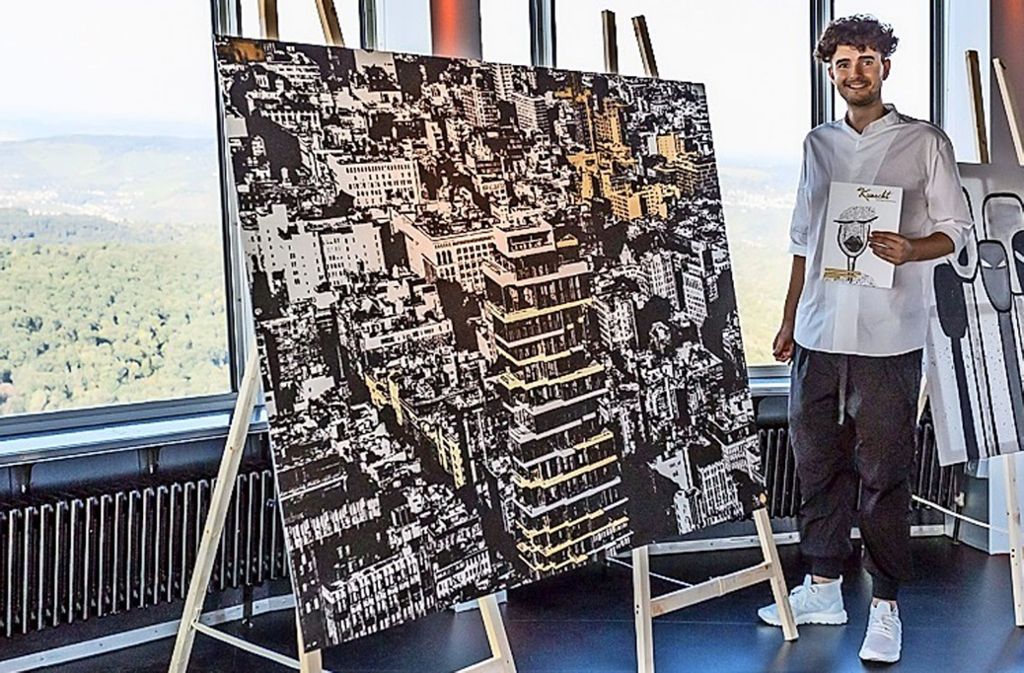 Tim Bengel mit seinem 60 000 Euro teuren New-York-Werk auf dem Fernsehturm . Foto: Andreas Engelhard