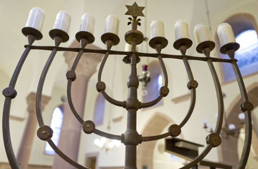 Bald Weltkulturerbe? Unser Foto zeigt den Chanukka-Leuchter in der Synagoge in Worms. Foto: dpa/Uwe Anspach
