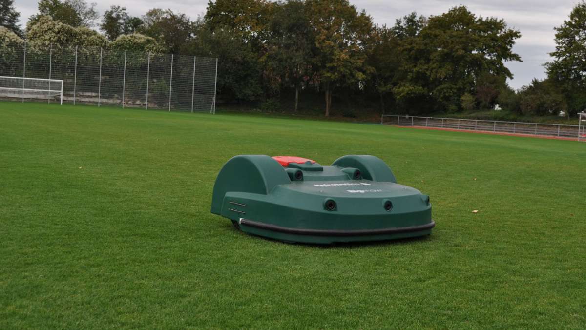 Roboter unterwegs in Harthausen: Ein Roboter mäht jetzt den Fußballplatz