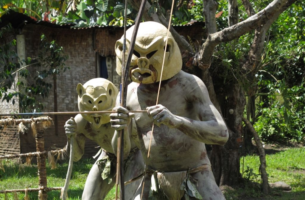 Hexen, Geister, Magie: In Papua-Neuguinea ist der Glaube an das Übernatürliche festverwurzelt. Die Asaro-Schlammmenschen in Goroka spielen eine Geschichte aus der Mythologie nach, in der sie einen rivalisierenden Stamm als Ahnengeister das fürchten lehrten.