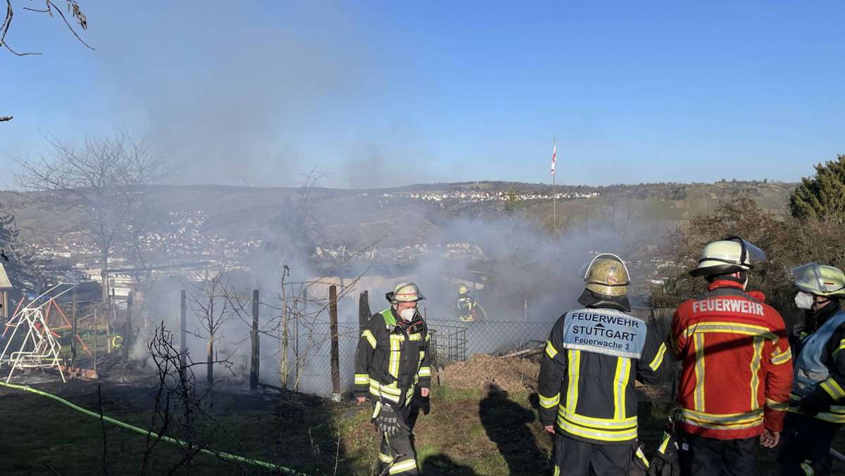 Brand einer Gartenhütte in Hedelfingen: Feuerwehrmann bei Löscharbeiten leicht verletzt